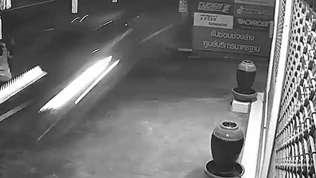 Une femme qui nettoie la route se fait frôler par une voiture qui roule à toute vitesse sur le trottoir