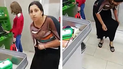 Une femme arrive à cacher des articles dans sa robe pour ne pas payer