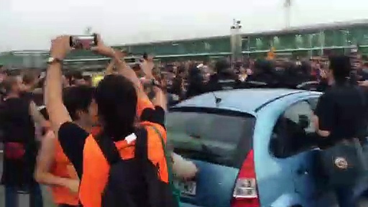 Cargas en el aeropuerto de Barcelona-El Prat tras la sentencia del procés