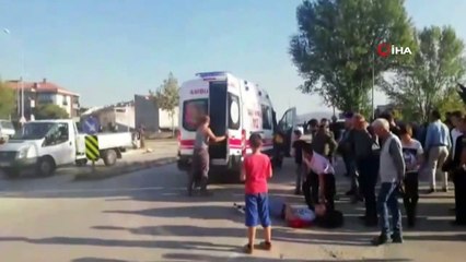 Otomobil ile motosikletin arasında kalan yaya ölümden döndü