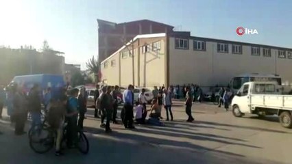 Otomobil ile motosikletin arasında kalan yaya ölümden döndü