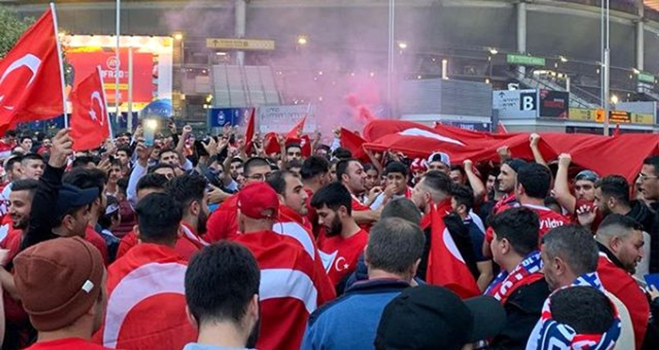 Stade de France'ta "Şehitler ölmez, vatan bölünmez" sesleri!