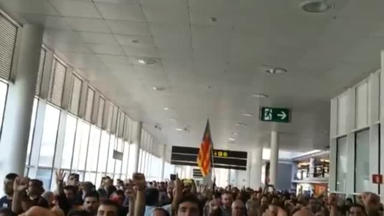 'Tsunami Democrático' llama a los activistas a bloquear El Prat como protesta a las sentencias del procés