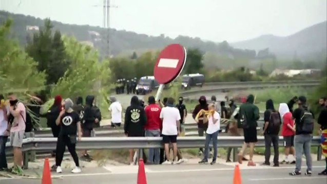 Los CDR montan barricadas en la AP-7 y paralizan la circulación