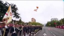 Une démonstration d'un parachutiste part en cacahuète pendant le défilé de la fête nationale espagnole.