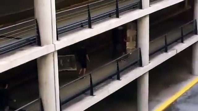 Radicales independentistas portan vallas para tirar a la Policía