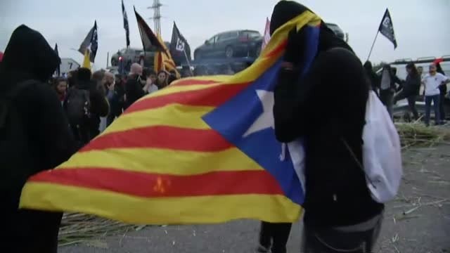 Los conductores bloqueados en la AP-7 levantan por sí mismos la barricada de los CDR