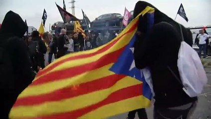 Los conductores bloqueados en la AP-7 levantan por sí mismos la barricada de los CDR