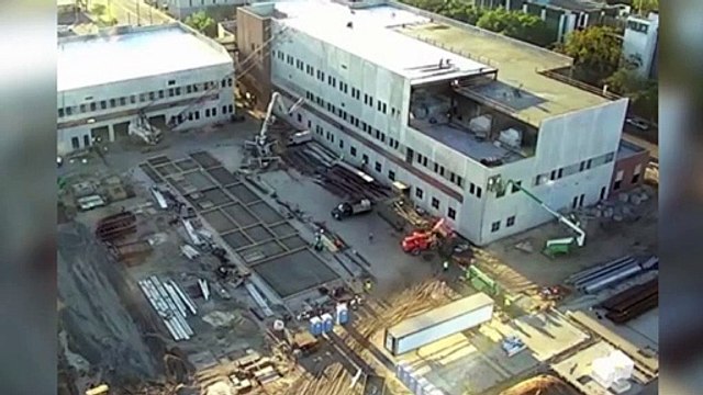 Une grue s'éffondre et les ouvriers s'échappent de peu