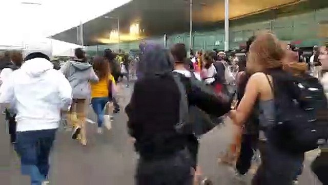 Catalan protestors flee as police begin crowd control