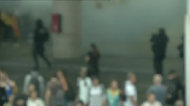 Batalla campal en el Prat entre independentistas y Policía