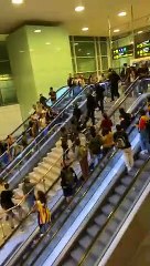 Crits de 'No us mereixeu la senyera que porteu' als Mossos