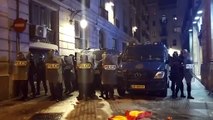 Manifestantes en Barcelona lanzan latas y botellas contra la Policía