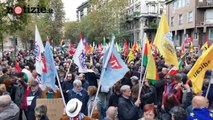 Milano, manifestazione pro curdi al consolato turco: bruciato il volto di Erdogan | Notizie.it