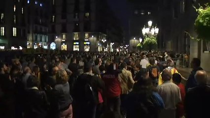 Ernest Maragall despliega una bandera por la libertad de los presos en el Ayuntamiento de Barcelona