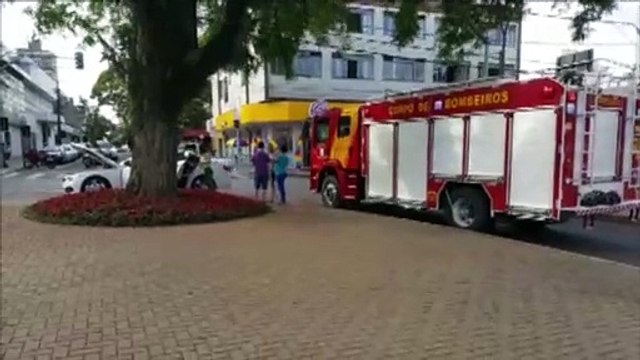Carro e ônibus se envolvem em colisão na Avenida Brasil