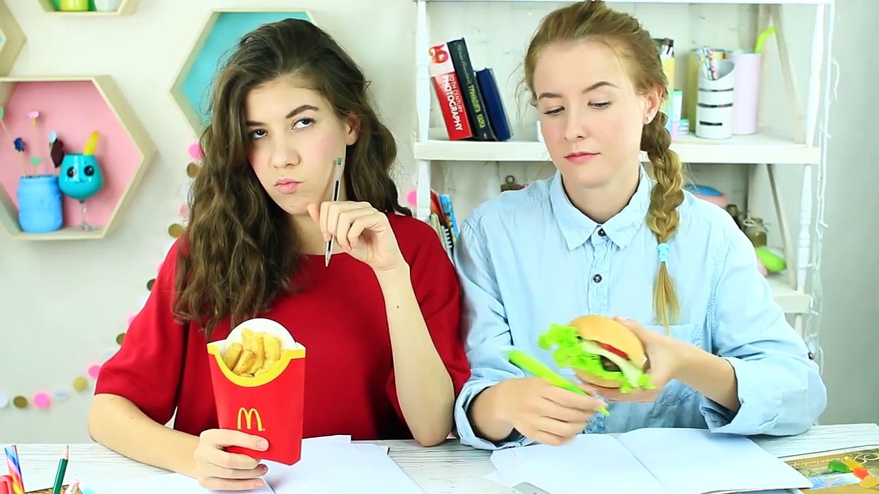 14 TRUCOS RAROS PARA COMER EN CLASE / BROMAS PARA EL REGRESO A CLASES