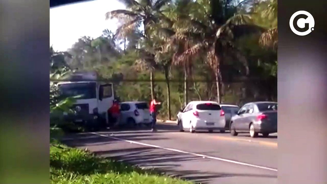 Acidente envolvendo um caminhão e dois carros na BR 101 em Ibiraçu, deixa um ferido
