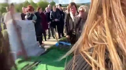 Homem surpreende familiares com mensagem pré-gravada vinda do caixão