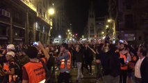Manifestantes siguen frente a la Jefatura de la Policía en Barcelona