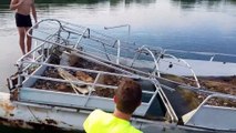 Cet homme coule avec son bateau