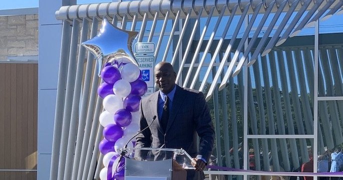 La légende du basket Michael Jordan ouvre une clinique pour les patients défavorisés à Charlotte