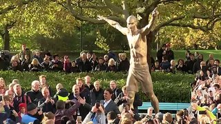 Vea a Zlatan Ibrahimovic y su estatua a pecho descubierto recién inaugurada en Malmo