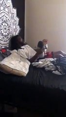 Il mime un combat de catch avec ses bébés ! Trop mignon