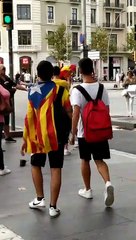 Un cobarde separatista agrede a una chica en Barcelona por llevar la bandera española