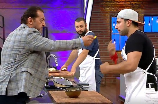 Şef Mehmet Yalçınkaya, MasterChef'te yarışmacıya portakal kabuğu yedirdi
