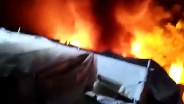 4 binden fazla kişinin yaşadığı mülteci kampı yangın sebebiyle tahliye edildi