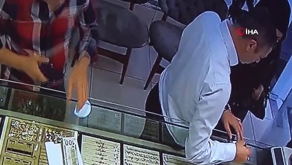 'İnsanlık ölmemiş' dedirten görüntü... İçerisinde 13 bin dolar bulunan paketi ‘Sahibi bulunsun’ diyerek dükkana teslim etti