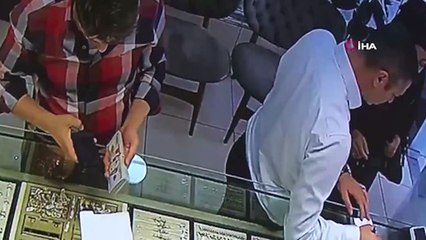 Yerde bulduğu 13 bin dolar bulunan paketi ‘Sahibi bulunsun’ diyerek dükkana teslim etti