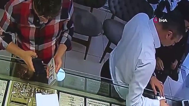 Yerde bulduğu 13 bin dolar bulunan paketi ‘Sahibi bulunsun’ diyerek dükkana teslim etti