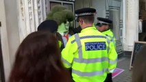 La policía arresta a un hombre disfrazado de brócoli en las protestas contra el cambio climático en Londres