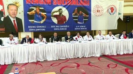 Скачать видео: Ringin sultanları basın mensuplarıyla bir araya geldi - Busenaz Sürmeneli