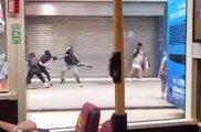 Un manifestant chinois frappe un policier et le projette au sol