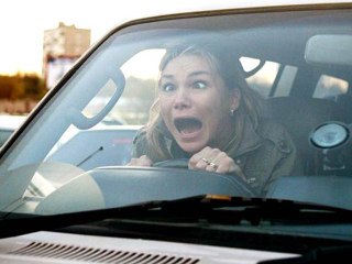 أغرب حادث.. سيدة تصدم نفسها بسيارتها