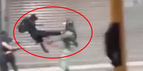 Este manifestante karateca derriba de una patada voladora a un policía en Hong Kong