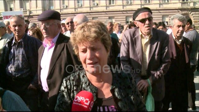 Ora News - Motra që kujdeset për dy vëllezërit me aftësi të kufizuara