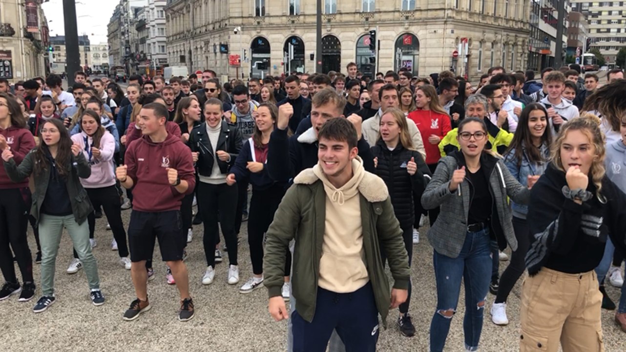 Manifestation joyeuse et dansante des étudiants...