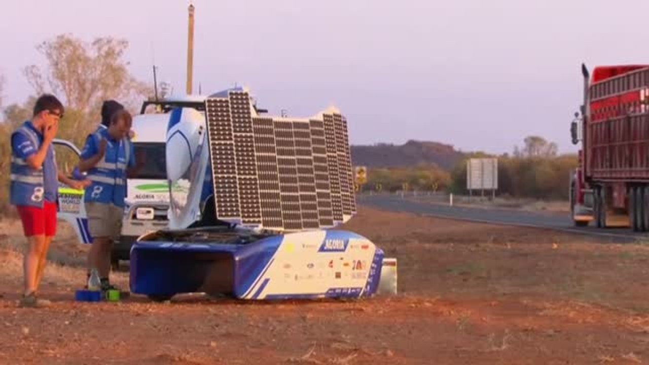 Los vehículos solares más espectaculares recorren el desierto australiano