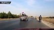 شاهد لحظة مرور سيارات عسكرية لميليشيا أسد بالقرب من رتل أمريكي شمالي حلب (فيديو)