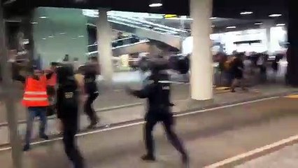 Los agentes antidisturbios cargan en el Prat contra gente y periodistas