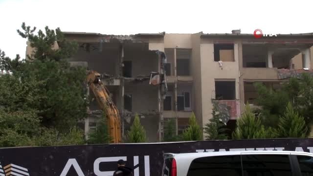 Büyükçekmece'de riskli bulunan 2 binanın yıkımı gerçekleştirildi