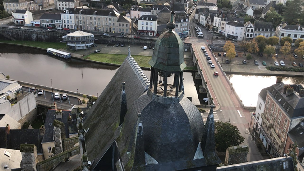 Au-dessus de la basilique, une vue imprenable sur la ville de Mayenne
