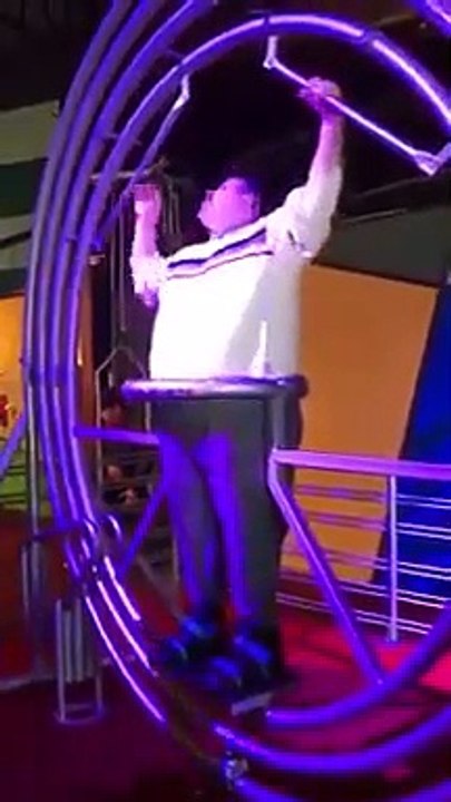 Cet homme a fini par perdre son pantalon dans c...