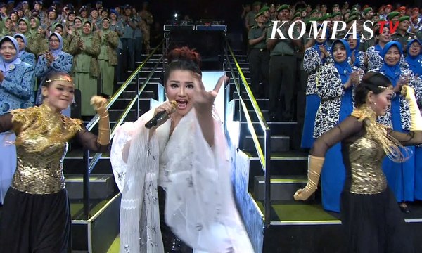 Aksi Memukau Fitri Karlina Nyanyikan ABG Tua - SEMARAK SATRIA (1)