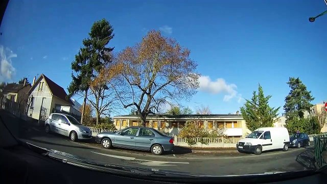 151. pas vu sens interdit, et veut se ranger a gauche a contre sens