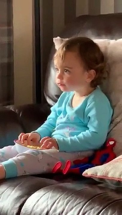 La réaction de cette petite fille de 2 ans est vraiment adorable en regardant Bruce Banner se transformer en Hulk